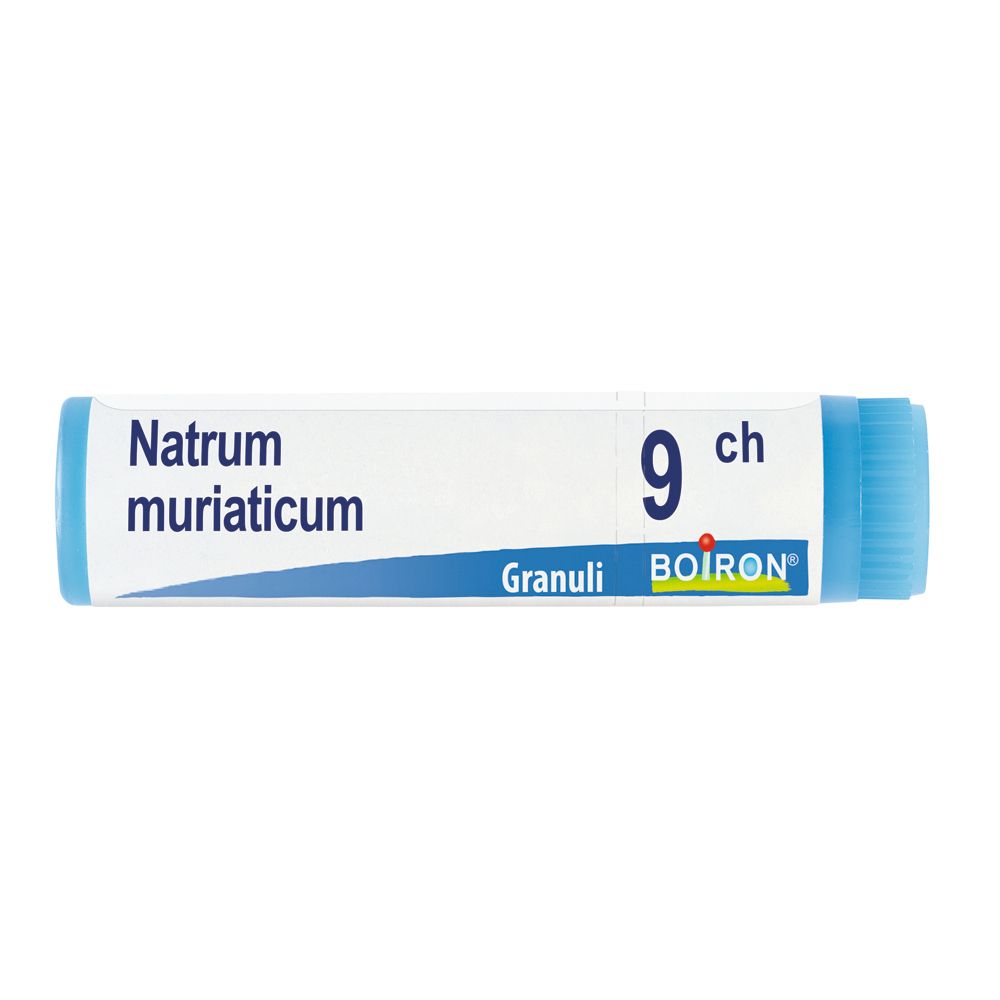 Tubo cilindrico con tappo blu. Scritta: Natrum muriaticum 9 CH, Granuli, BOIRON®.