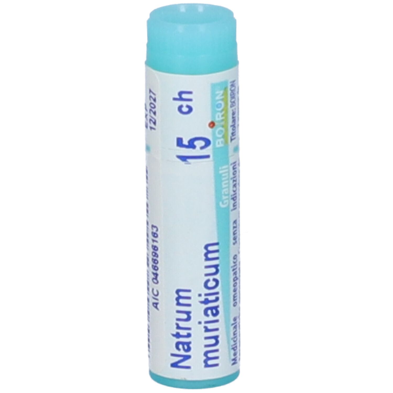 Confezione cilindrica blu e bianca con "Natrum muriaticum 15 ch". Logo BOIRON e informazioni.