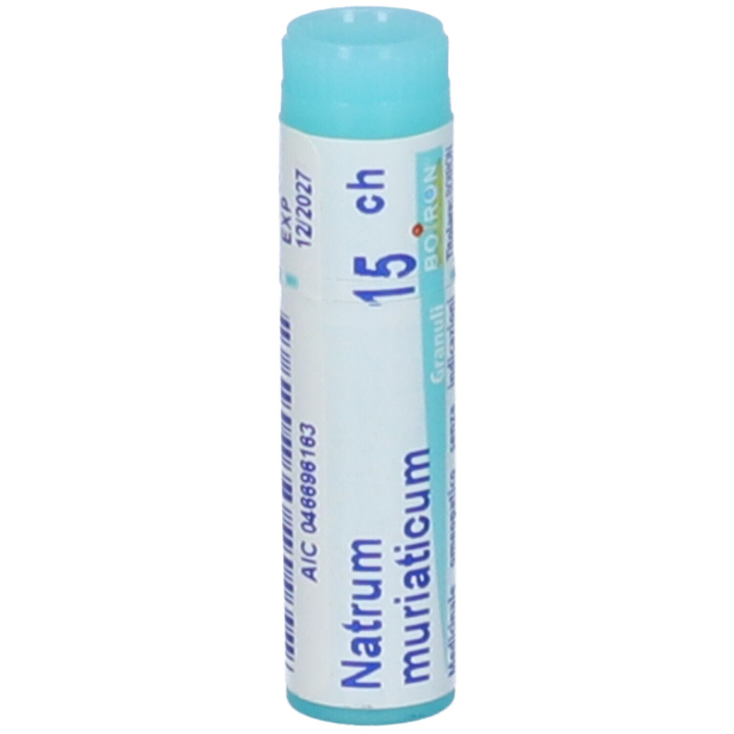 Confezione cilindrica blu e bianca con "Natrum muriaticum 15 ch". Logo BOIRON e informazioni.