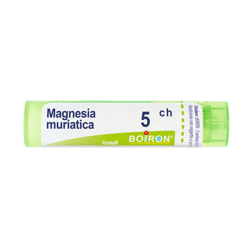 Flacone cilindrico verde con etichetta bianca. Scritta: Magnesia muriatica, 5 ch, Granuli, BOIRON.