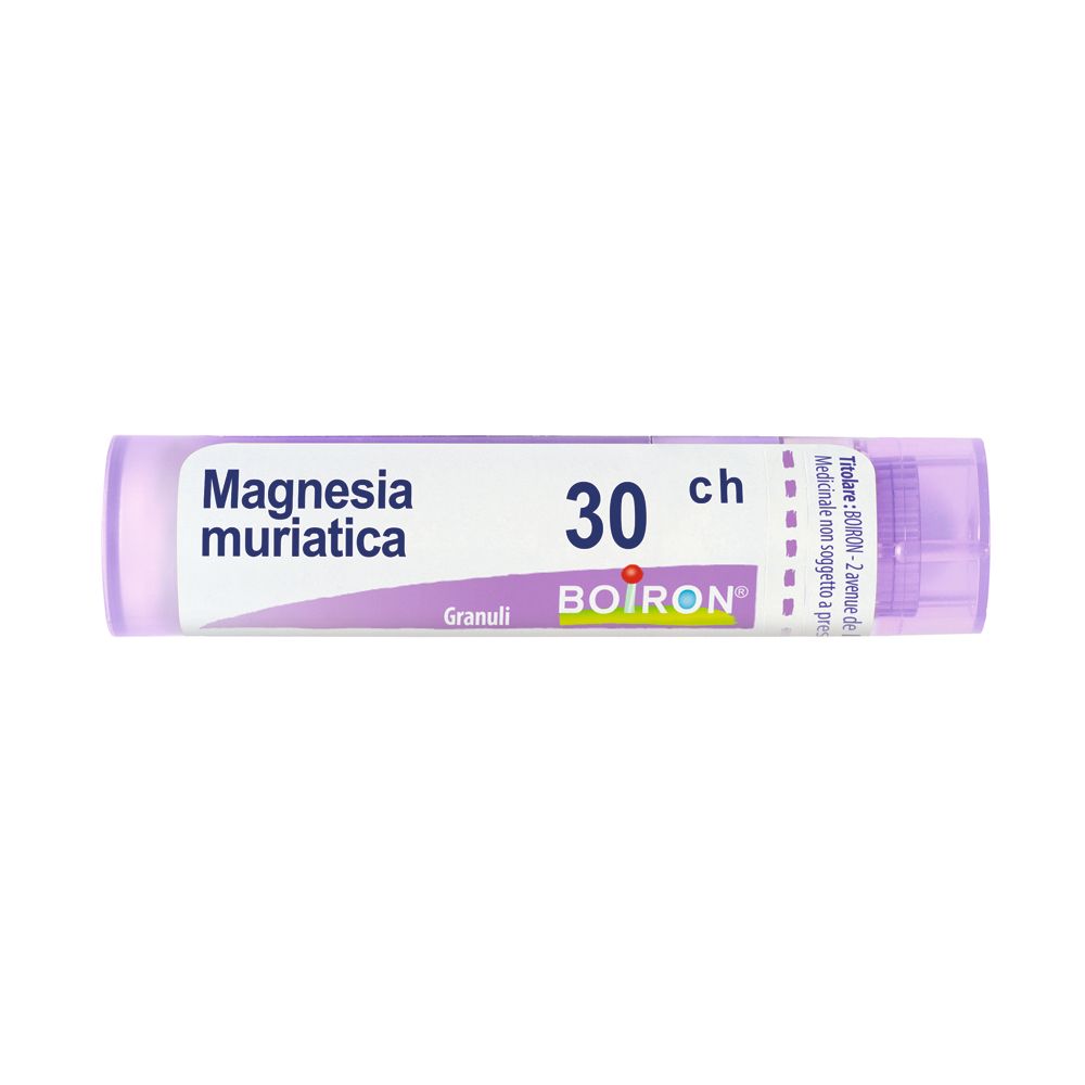 Confezione cilindrica viola con testo bianco. Contiene Magnesia muriatica 30 ch Granuli di Boiron.