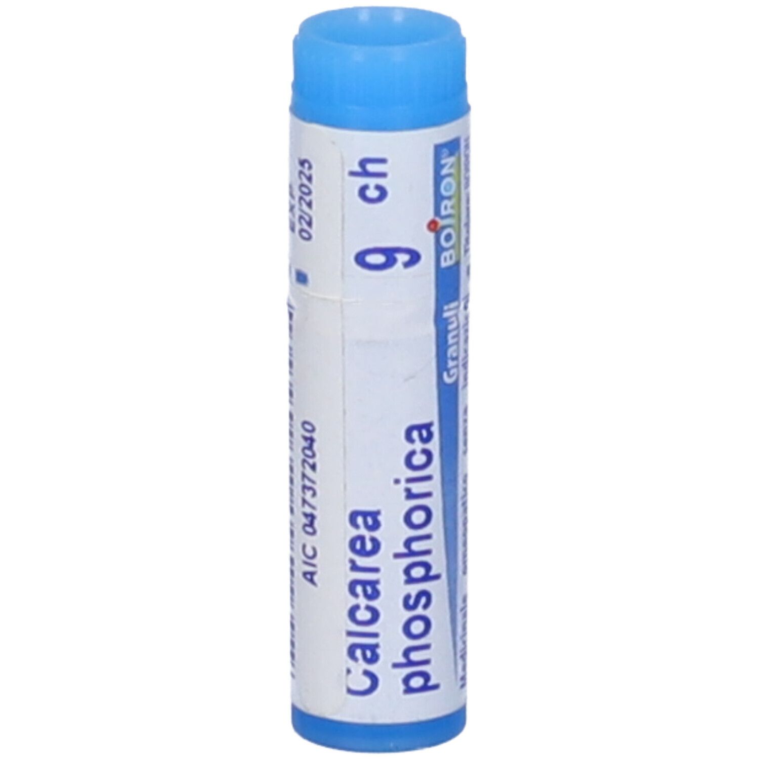 Confezione cilindrica con tappo blu. Scritta: Calcarea phosphorica 9 ch, BOIRON, scadenza 02/2025.