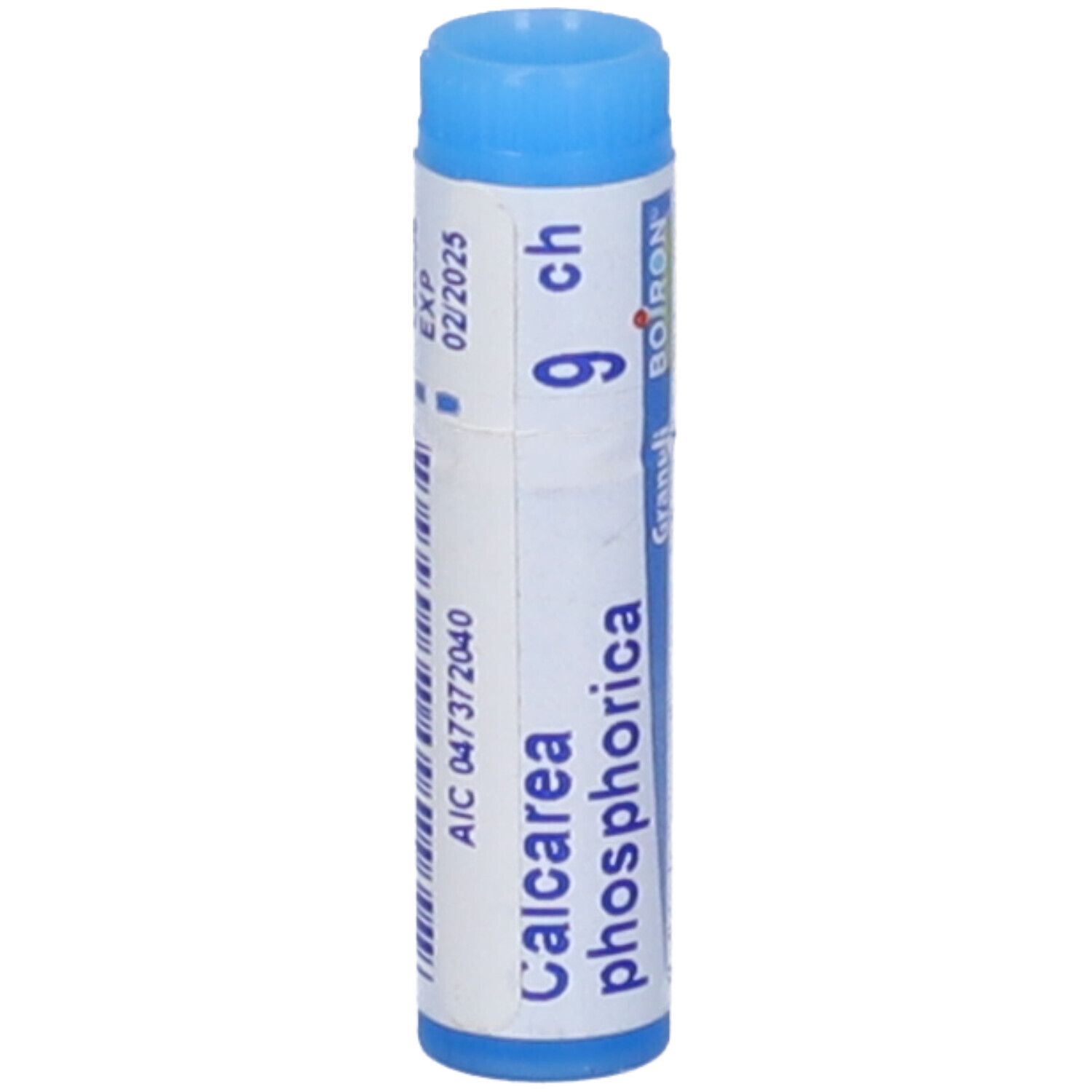 Confezione cilindrica con tappo blu. Scritta: Calcarea phosphorica 9 ch, scadenza 02/2025, BOIRON.