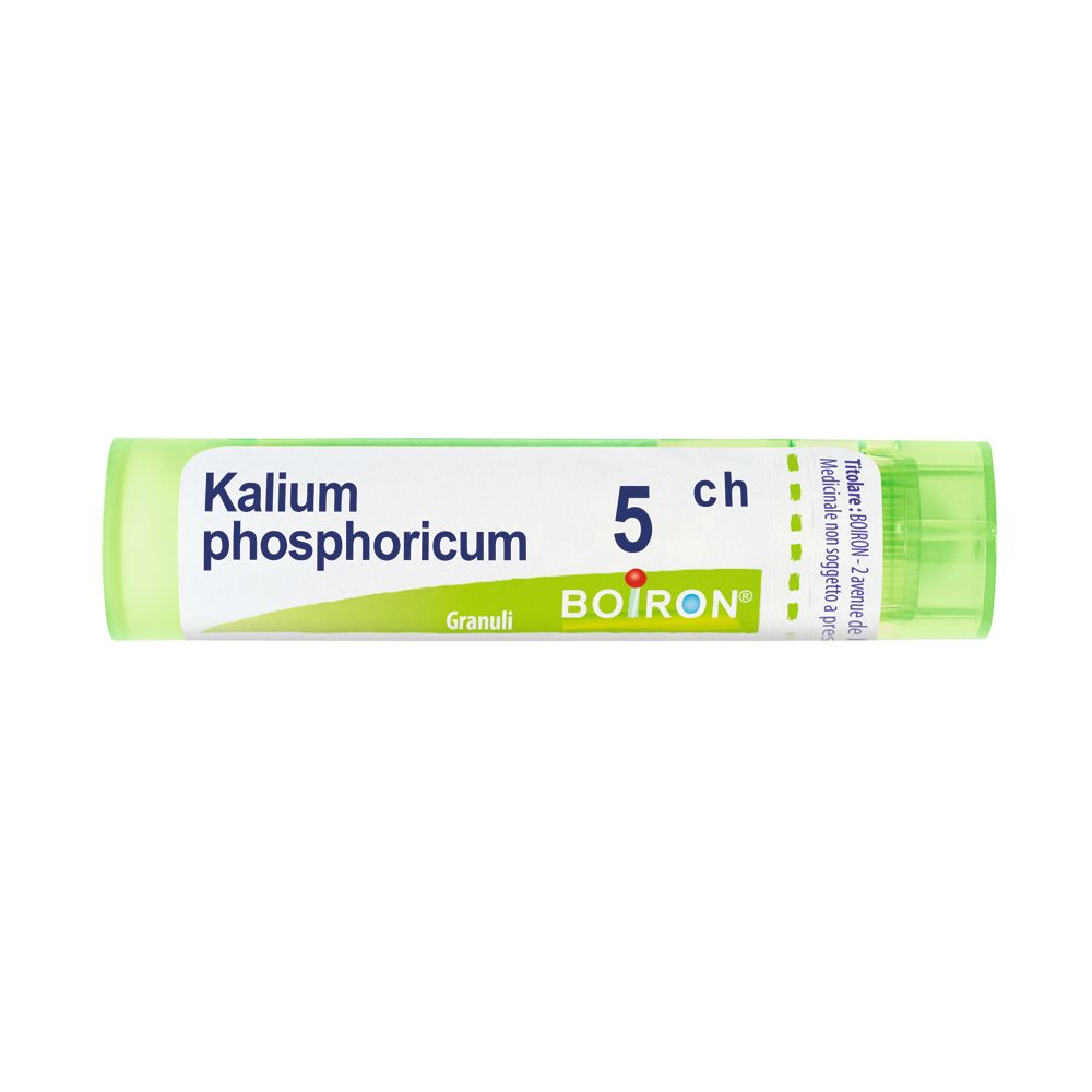 Tubo verde con scritta bianca: Kalium phosphoricum 5 ch, BOIRON. Granuli. Su sfondo chiaro.