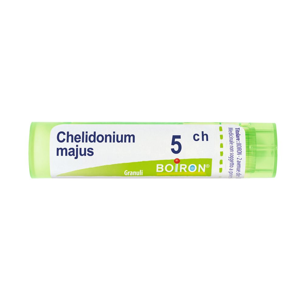 Contenitore cilindrico verde con etichetta bianca. Scritta: Chelidonium majus, 5 ch, BOIRON, Granuli.