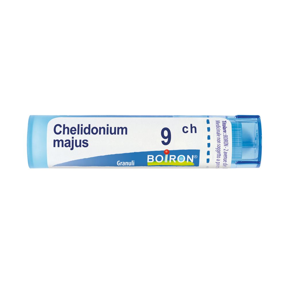 Tubo blu e bianco con nome del prodotto e '9 ch' di Boiron. Scritta 'Chelidonium majus'.