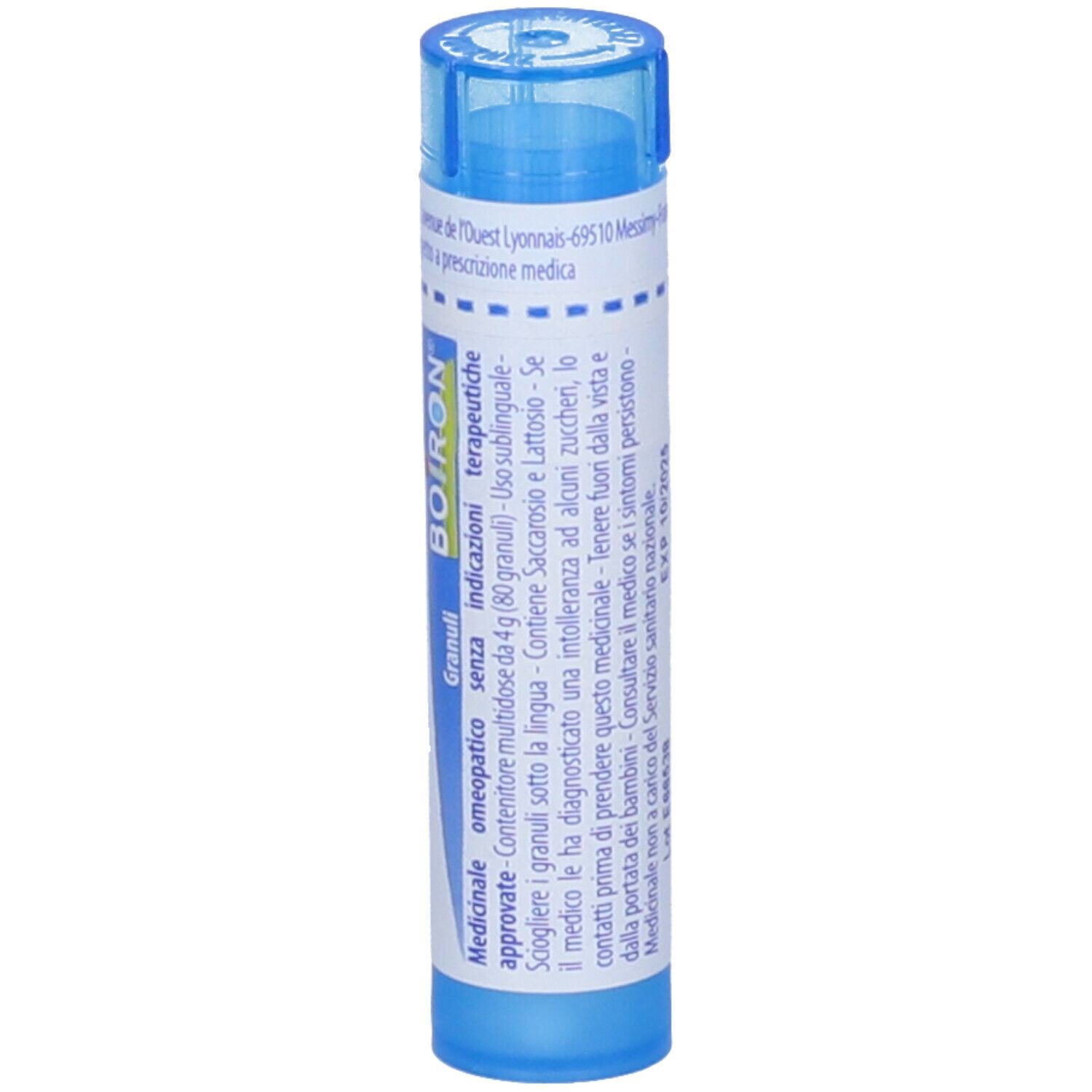 Tubo blu con etichetta bianca. Scritta "Allium cepa 9 ch" e "BOIRON".