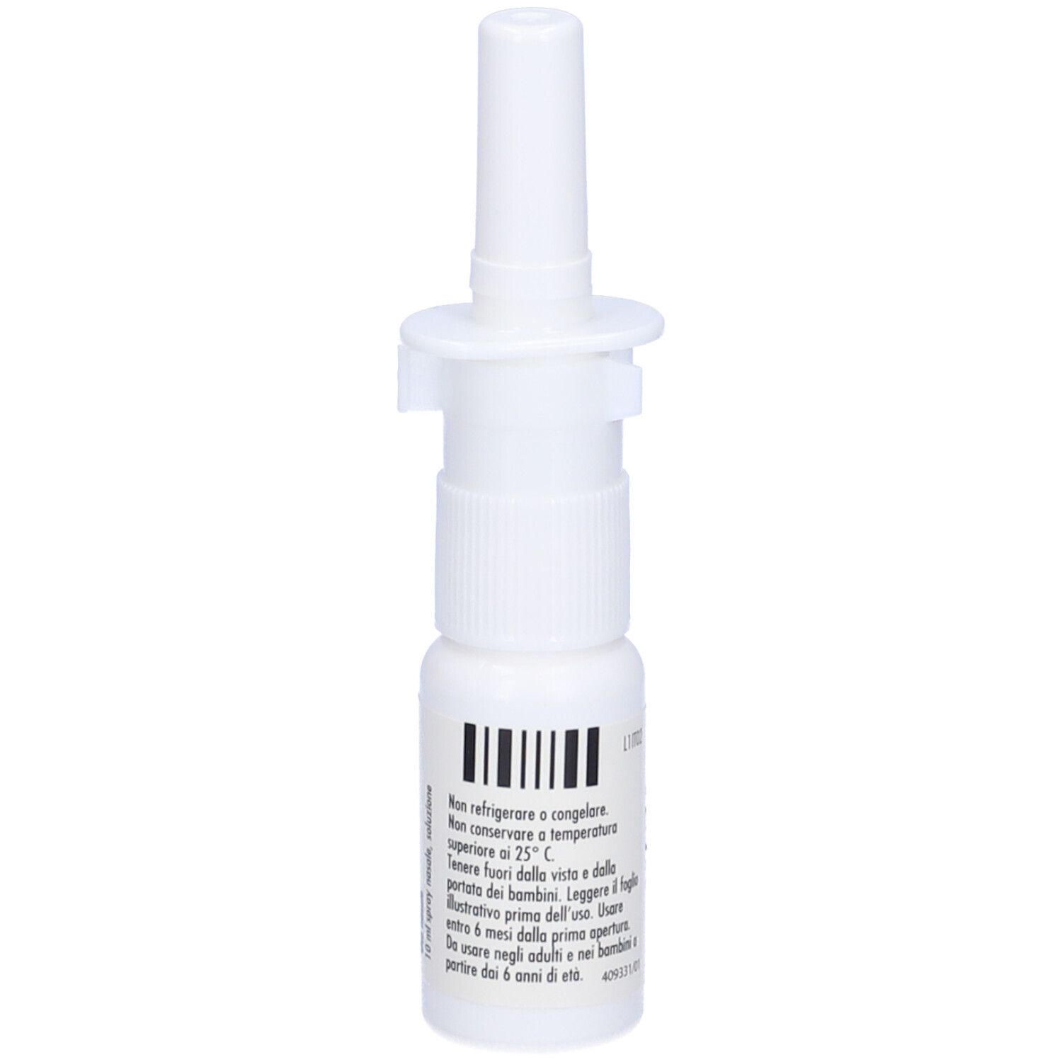 Flacone spray nasale bianco con erogatore. Codice a barre e testo sull'etichetta.