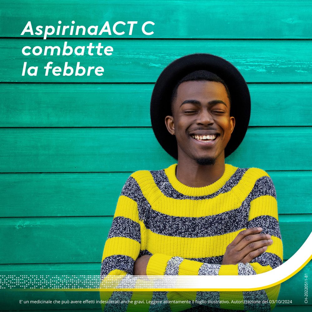 Un uomo sorridente su sfondo verde. Testo: AspirinaACT C combatte la febbre.
