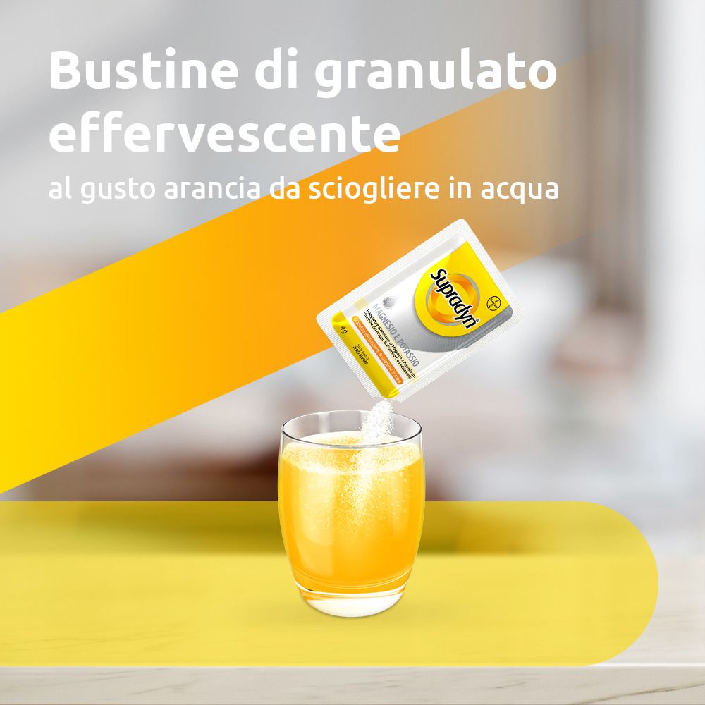Una bustina di Supradyn versata in un bicchiere di liquido. Testo: "Bustine di granulato effervescente".