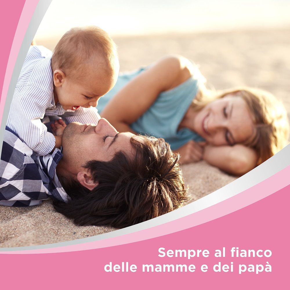 Genitori con bambino sulla spiaggia. Testo: Sempre al fianco delle mamme e dei papà.