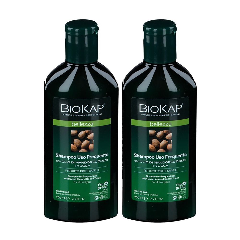 Due flaconi verdi di shampoo. Scritta: BIOKAP, Shampoo Uso Frequente. Con olio di mandorle e yucca. Per tutti i tipi di capelli.