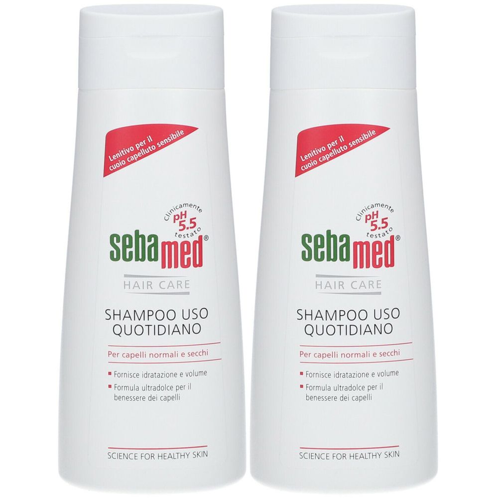Due flaconi bianchi di shampoo Sebamed. Scritta: Shampoo Uso Quotidiano. Per capelli normali e secchi. pH 5,5.