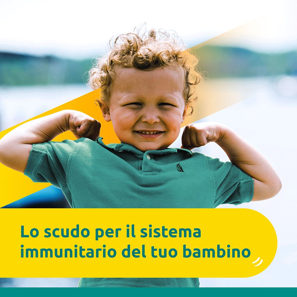 Un ragazzo sorridente con le braccia alzate. Testo: Lo scudo per il sistema immunitario del tuo bambino.