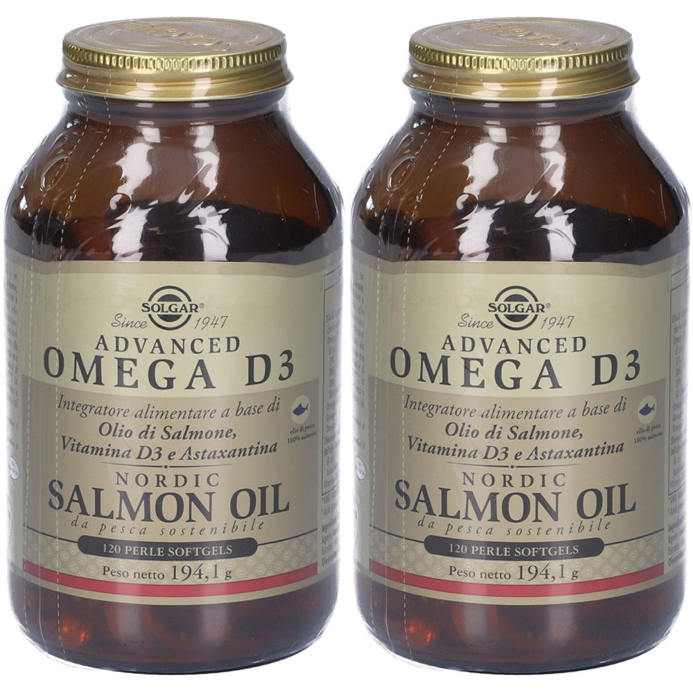 Due bottiglie di vetro marrone con tappi dorati. Le etichette riportano "SOLGAR ADVANCED OMEGA D3" e "NORDIC SALMON OIL".