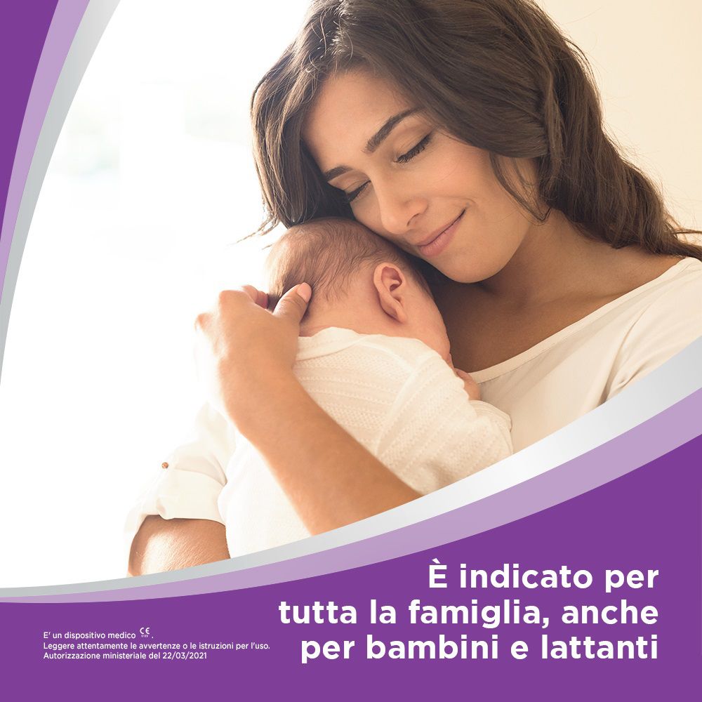 Madre che tiene in braccio un bambino. Testo: Indicato per tutta la famiglia, anche per bambini e lattanti.