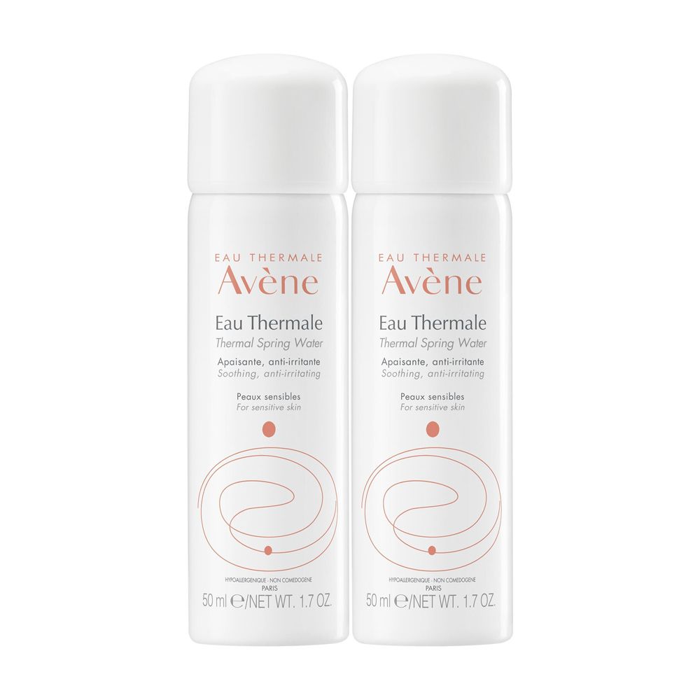 Due flaconi spray bianchi con logo Avène. Scritta: Eau Thermale, Thermal Spring Water. 50 ml.