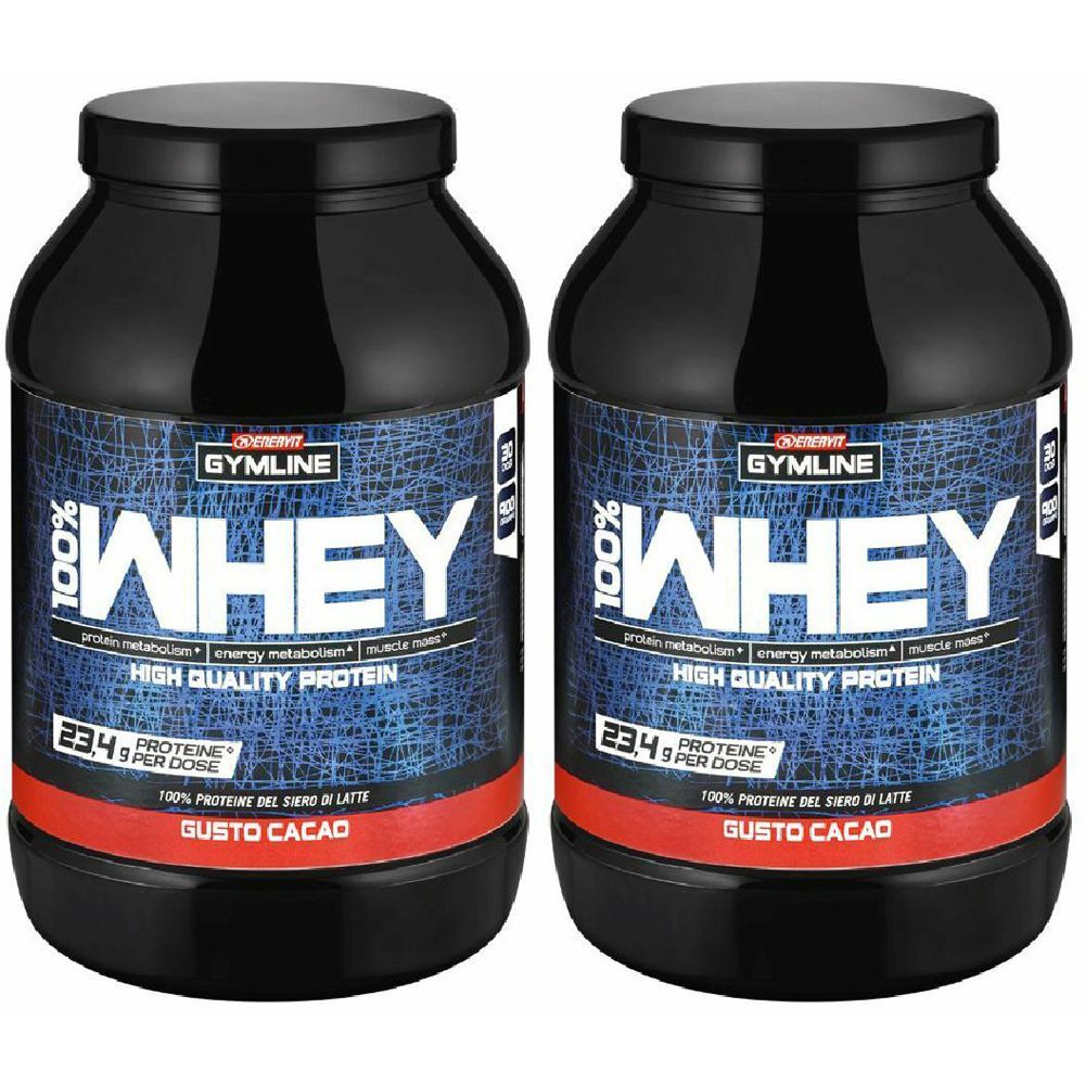 Due barattoli neri con scritta "WHEY". Etichette blu con testo bianco. Striscia rossa con "GUSTO CACAO".