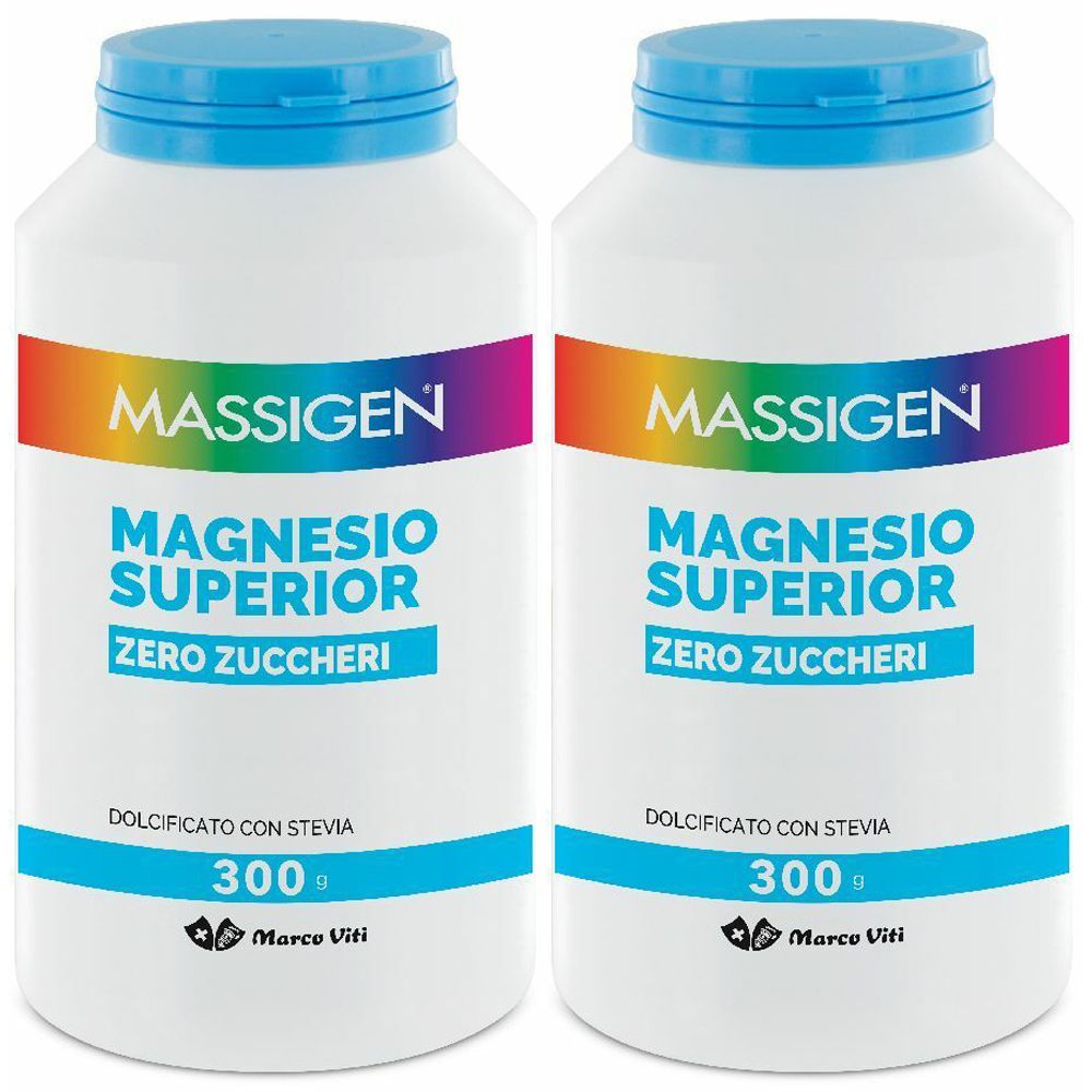 Due flaconi bianchi con tappi blu. Scritta: MASSIGEN, MAGNESIO SUPERIOR, ZERO ZUCCHERI. Testo: DOLCIFICATO CON STEVIA, 300 g, Marco Viti.