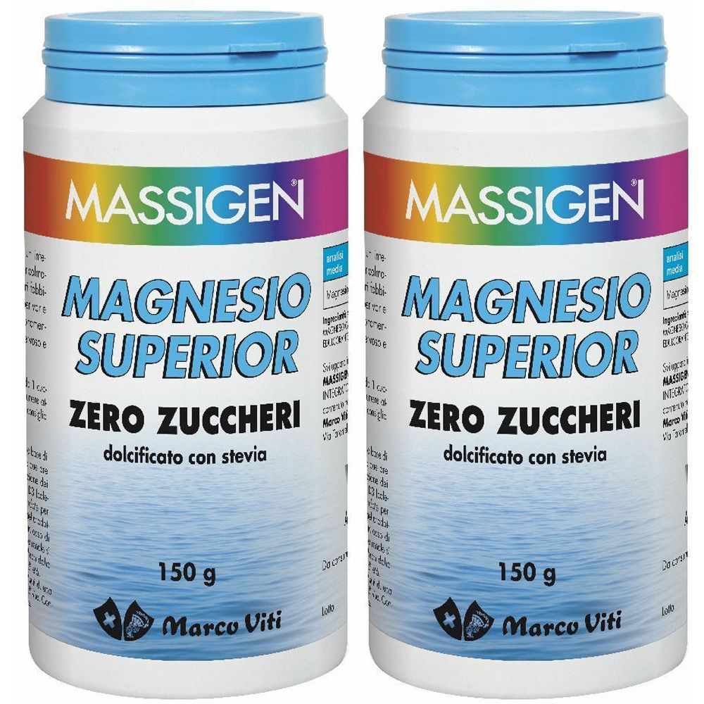 Due contenitori bianchi con coperchi blu. Scritta: MASSIGEN, MAGNESIO SUPERIOR, ZERO ZUCCHERI. 150 g. Marco Viti.