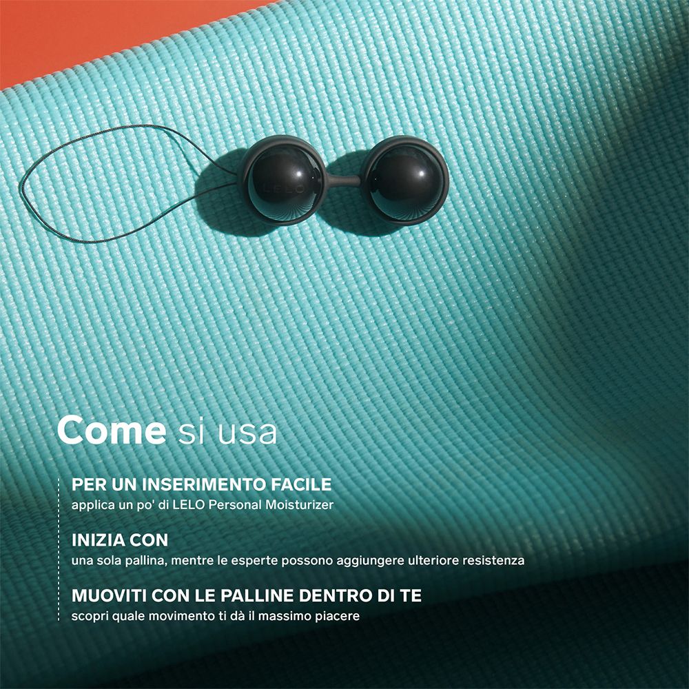 Zwei schwarze Kugeln auf einem blauen Stoff. Text: 'Wie man es benutzt'.