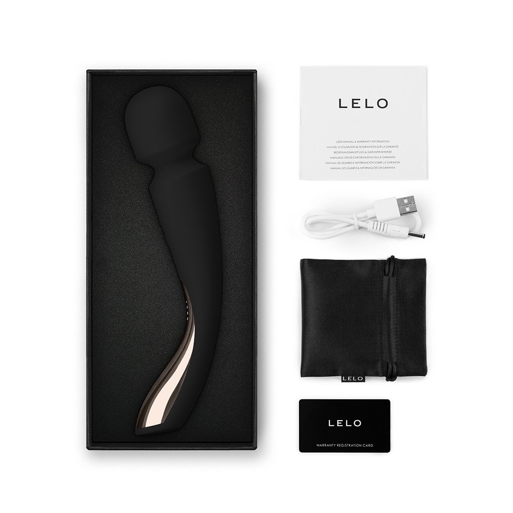 Produkt, Verpackung, Zubehör. Schwarzer Massage-Wand, Ladekabel, Beutel, Karte und Anleitung.