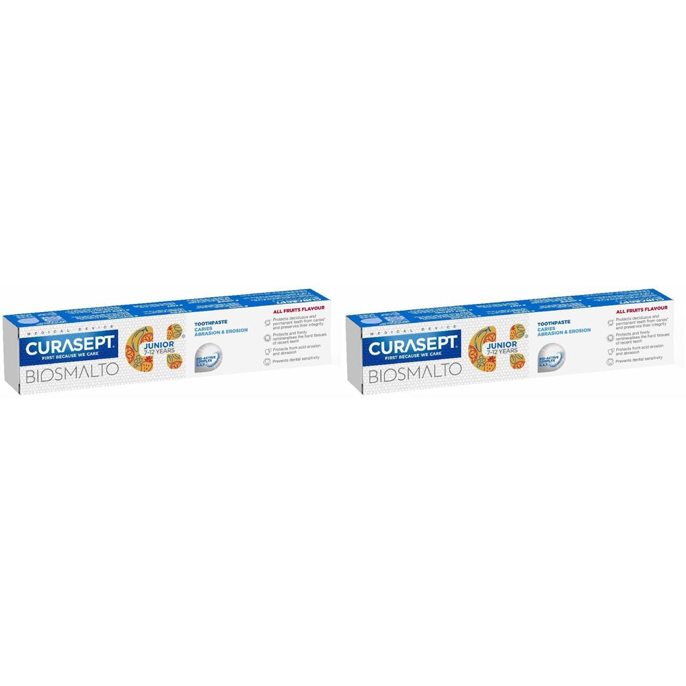 Due tubi di dentifricio. Ogni tubo riporta CURASEPT BIOSMALTO JUNIOR. La confezione è bianca con dettagli blu e arancioni.