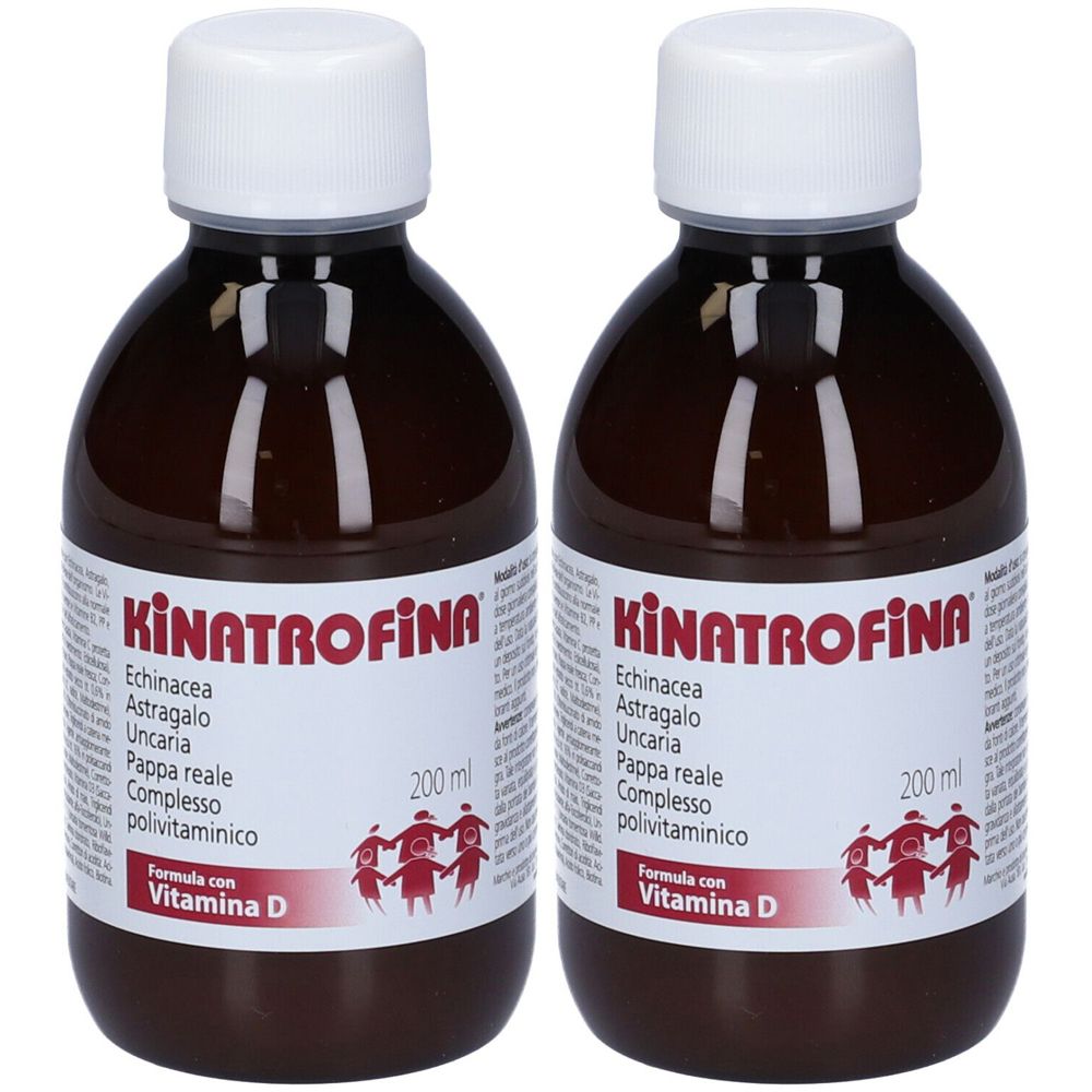 Due bottiglie con tappo bianco. Etichette con "KINATROFINA" e altre informazioni. Scritta "Formula con Vitamina D".
