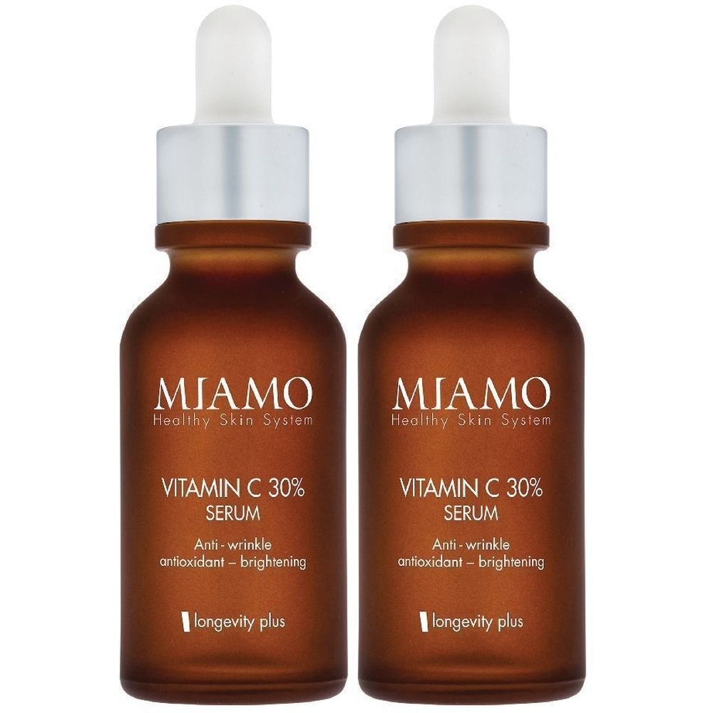 Due flaconi di vetro marrone con contagocce. Ogni flacone riporta la scritta "MIAMO Vitamin C 30% Serum".