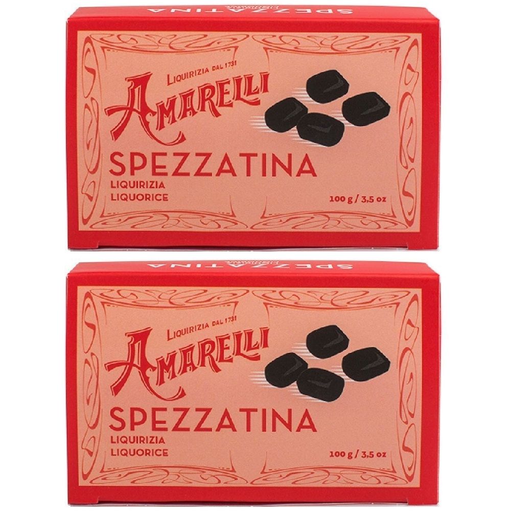 Due scatole rosse con scritta « Amarelli Spezzatina ». Sopra, pezzi di liquirizia. Peso: 100 g / 3,5 oz.