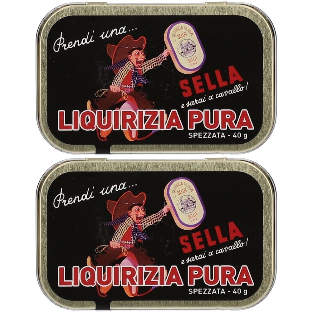Due scatole metalliche rettangolari. Sfondo nero con illustrazione di cowboy e testo: LIQUIRIZIA PURA SPEZZATA. Contiene 40g.