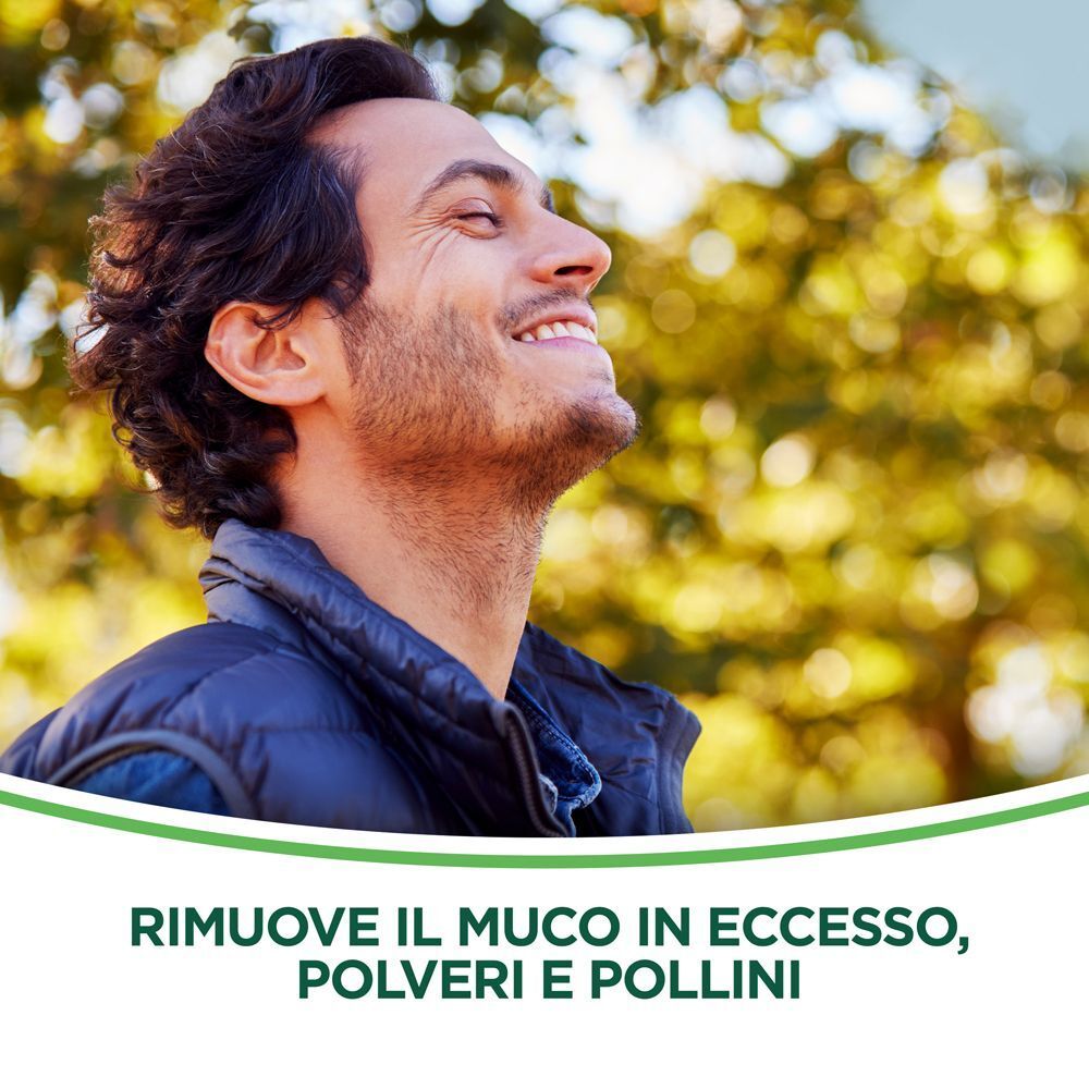 Un uomo respira profondamente a occhi chiusi.