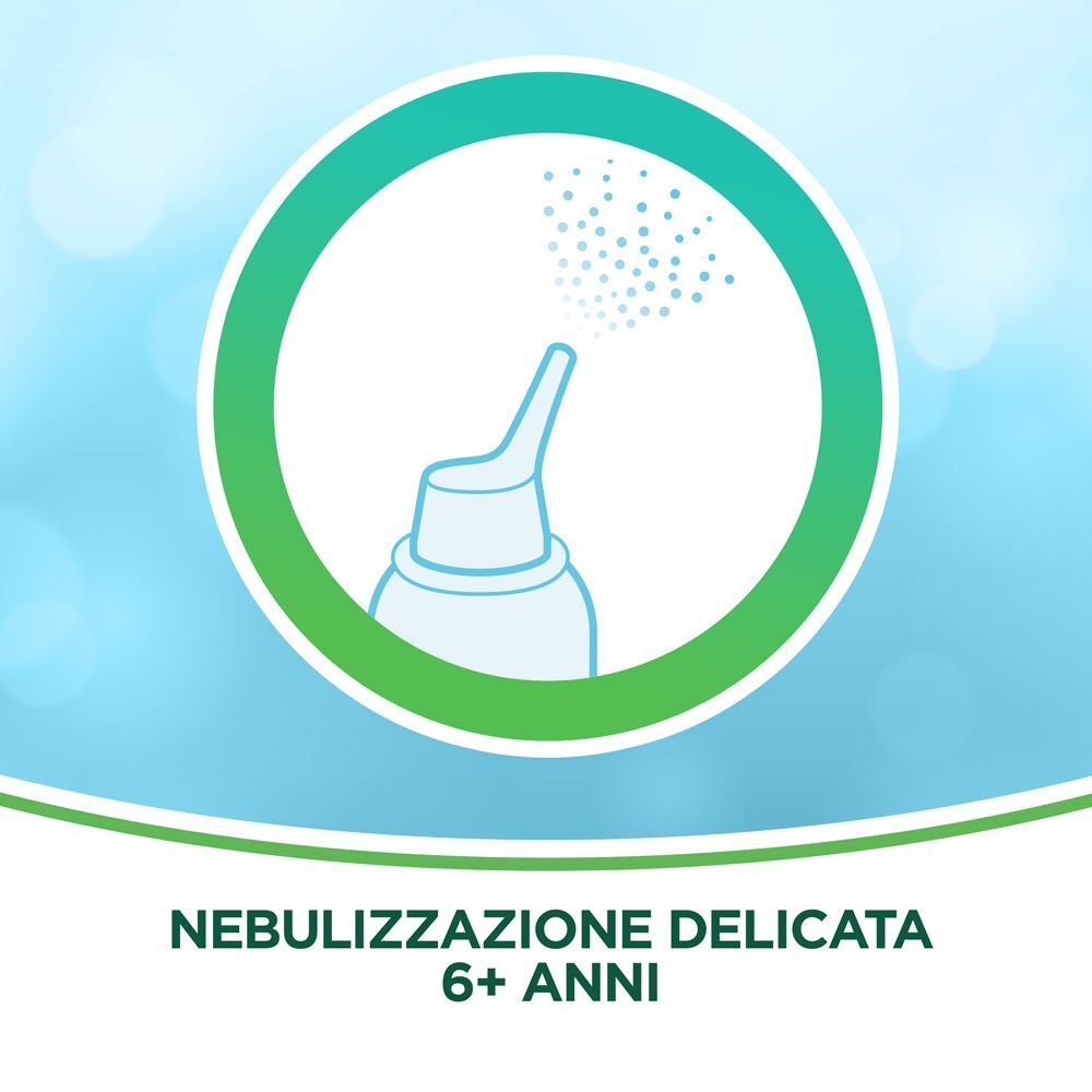 Una donna usa uno spray nasale.