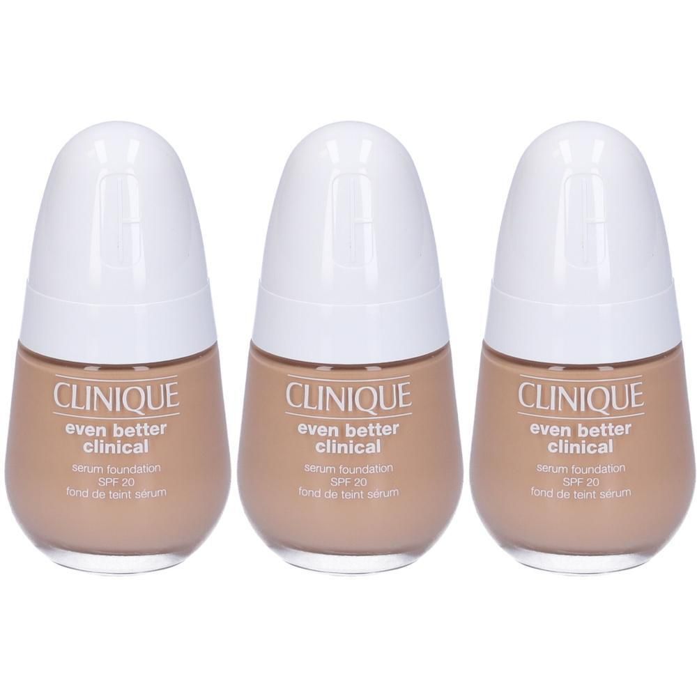 Tre flaconi di fondotinta siero Clinique Even Better Clinical SPF 20 beige.