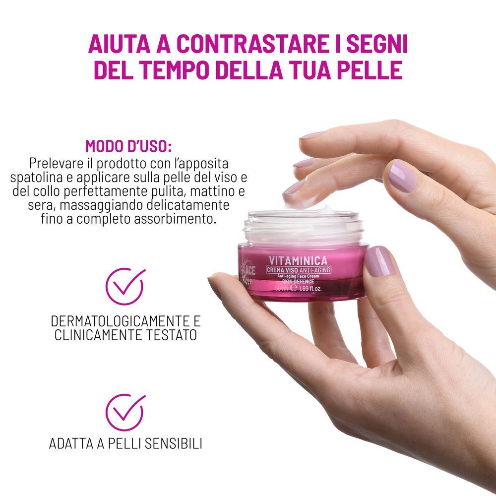 Una mano applica Equilibra Vitaminica Crema Viso Anti-Age sul viso.