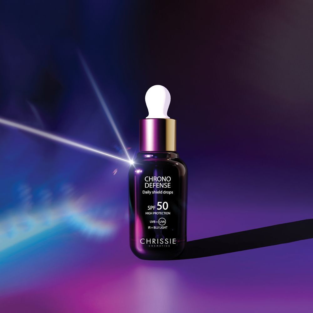 Un flacone di Chrissie Chrono Defense Daily Shield Drops con SPF 50, su sfondo colorato.