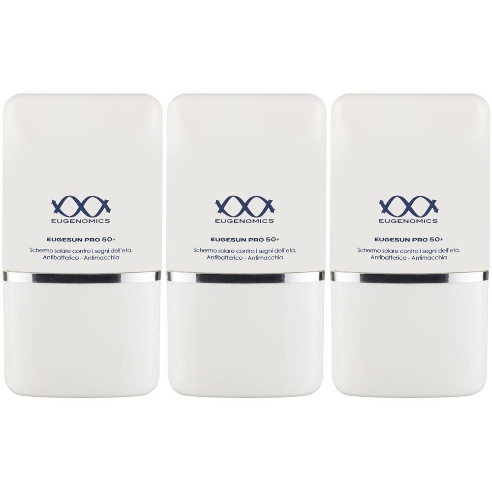 Tre flaconi bianchi di crema solare Eugenomics Eugesun Pro 50+. Loghi DNA blu e testo sul fronte.