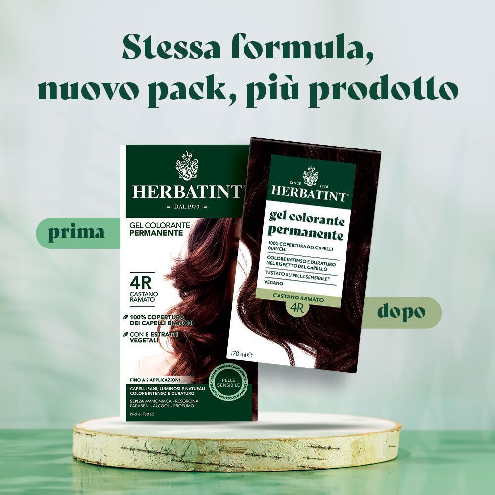 Due confezioni di tintura per capelli permanente Herbatint, tonalità 4R Castano Ramato, su un piedistallo di legno.