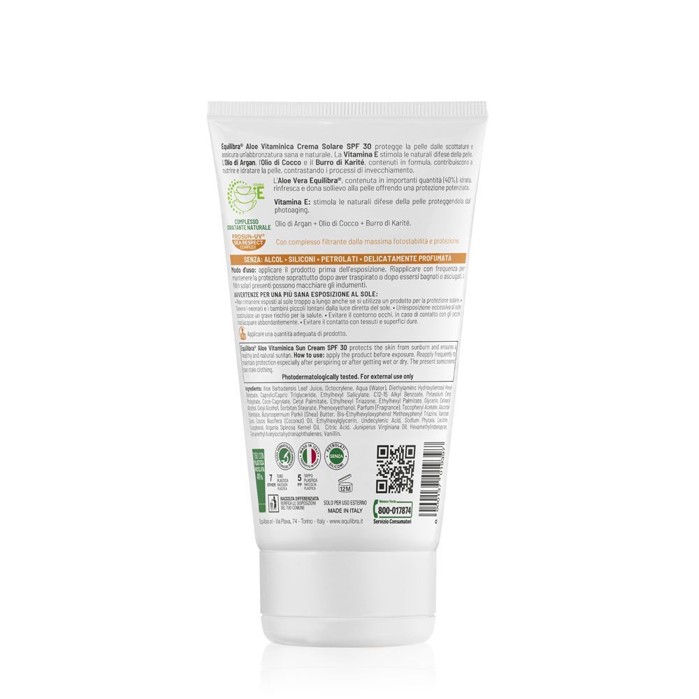 Retro di un tubo di Equilibra Aloe Vitaminica Crema Solare SPF 30 con ingredienti e certificazioni.