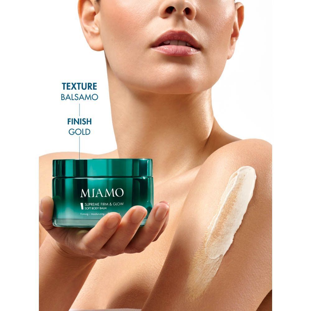 Donna tiene un barattolo di Miamo Body Renew Supreme Firm&Glow Soft Body Balm. Texture balsamo, finish oro.