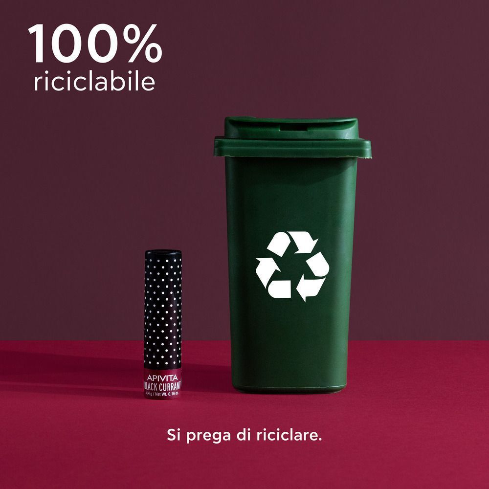 Balsamo labbra accanto a un bidone per la raccolta differenziata verde. 100% riciclabile.