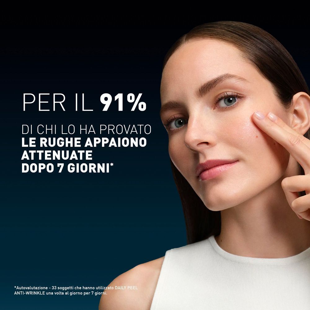 Donna che si tocca il viso, testo sulla riduzione delle rughe dopo 7 giorni.