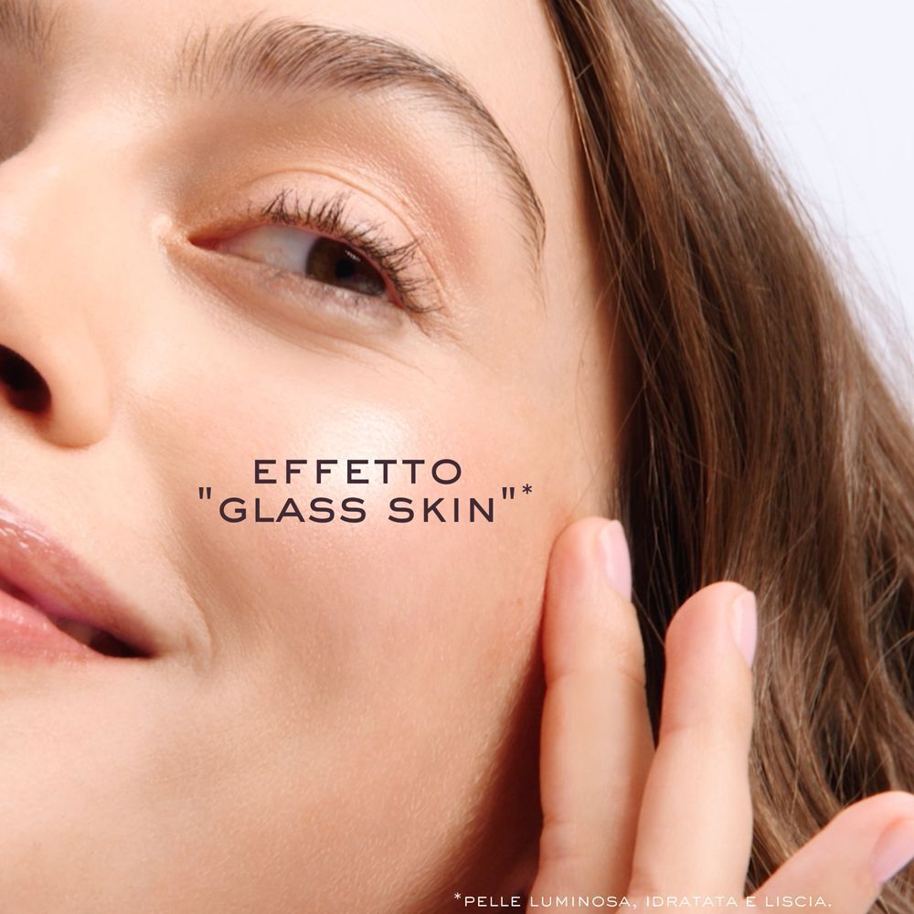 Primo piano di un viso che mostra l'effetto "Glass Skin".
