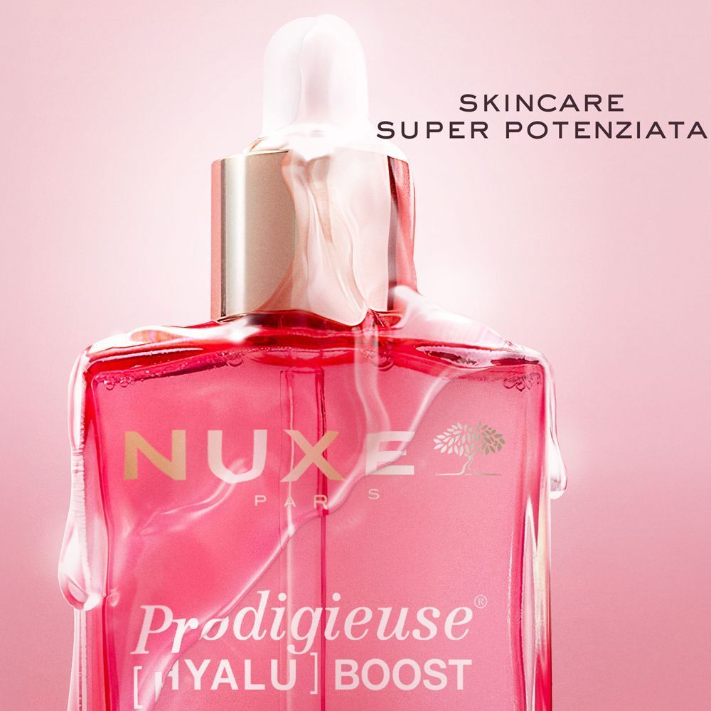 Primo piano del siero Nuxe Prodigieuse [Hyalu] Boost con testo: "SKINCARE SUPER POTENZIATA".