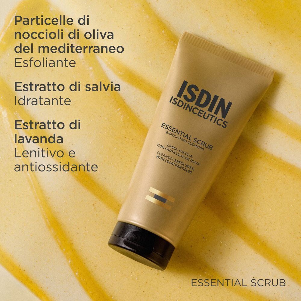 Tubo dorato ISDIN Isdinceutics Essential Scrub con particelle di oliva, estratto di salvia e lavanda. Testo in italiano.