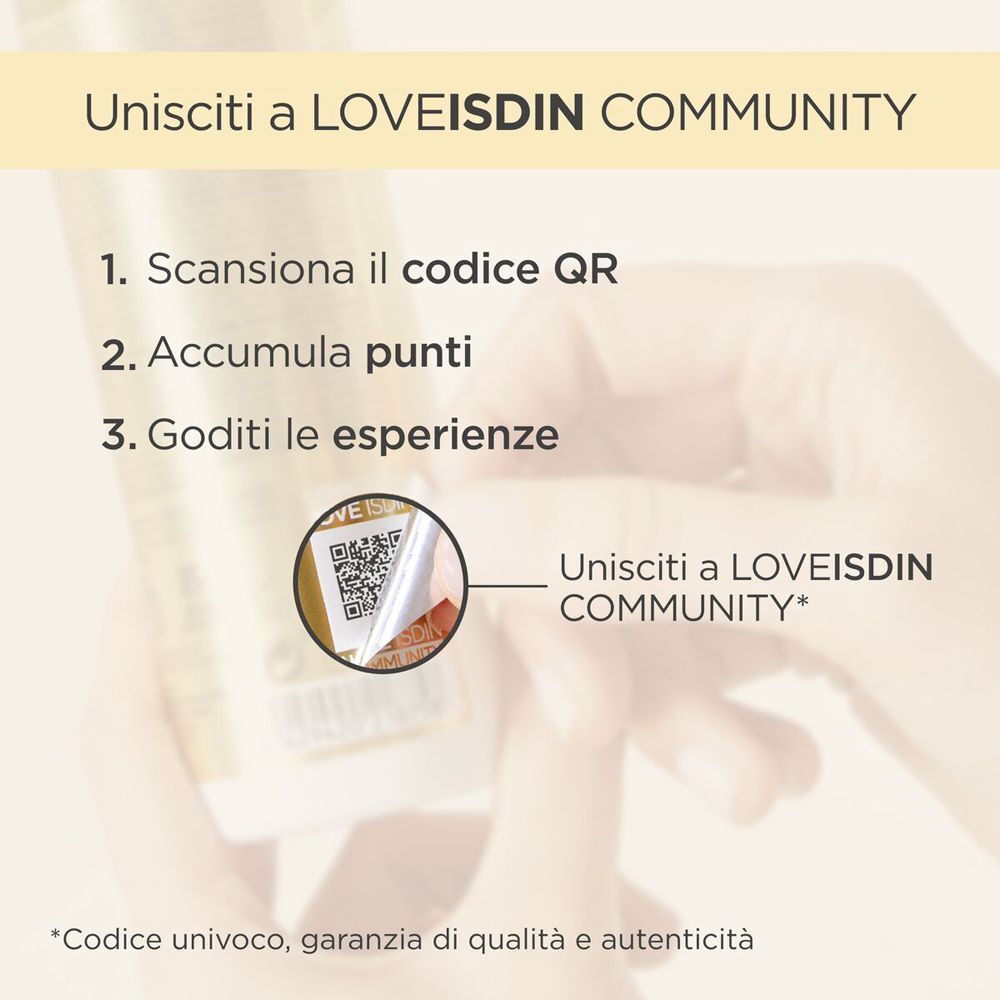 Codice QR su un tubo dorato ISDIN Isdinceutics per unirsi alla LOVEISDIN COMMUNITY. Testo in italiano.