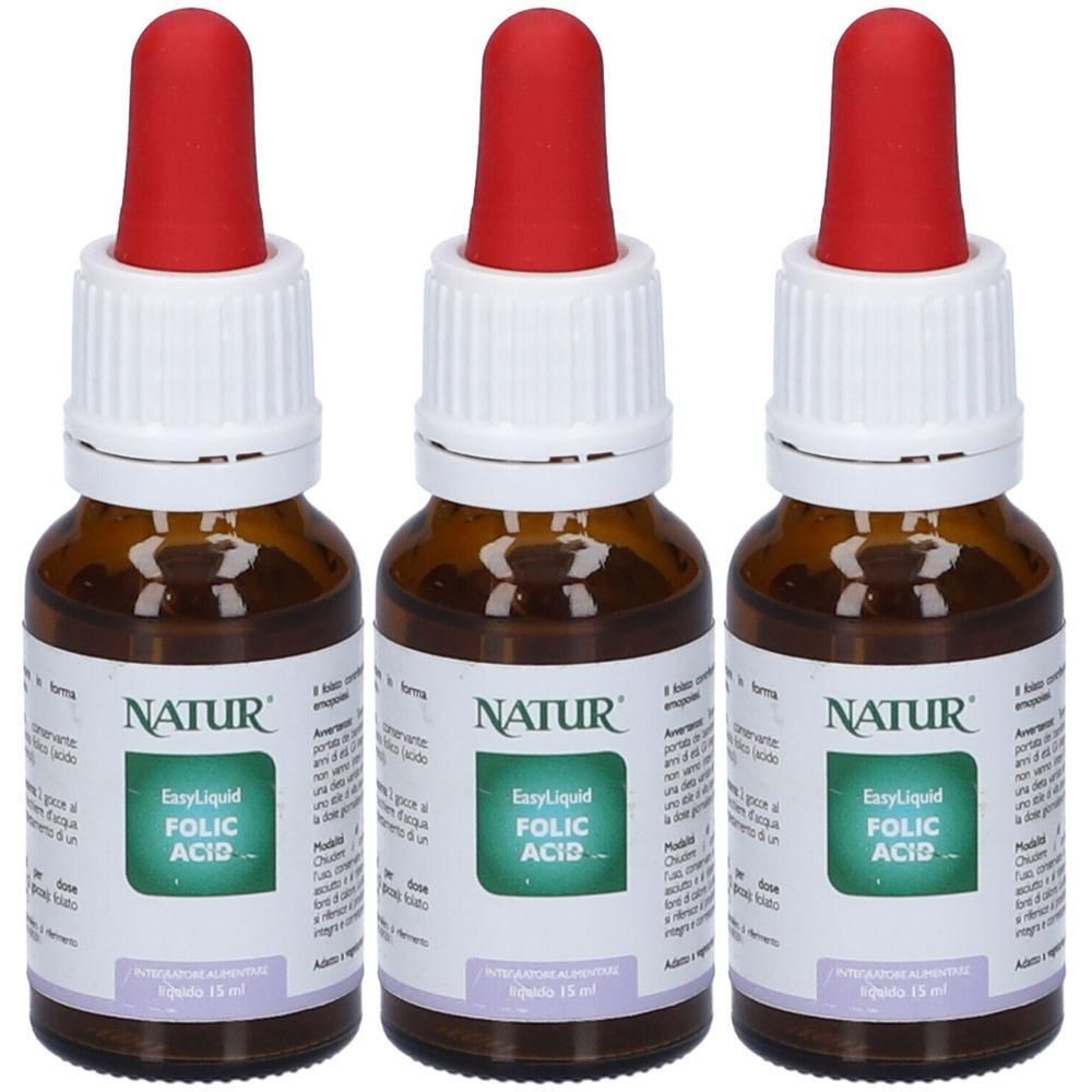 Tre flaconi in vetro ambrato con contagocce e punta in gomma rossa. Etichetta "NATUR EasyLiquid FOLIC ACID" e "15 ml".