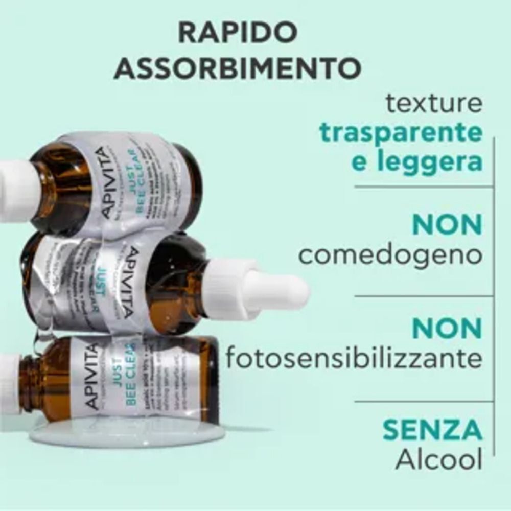 Flaconi impilati di siero Apivita Just Bee Clear. Testo in italiano su texture e proprietà.