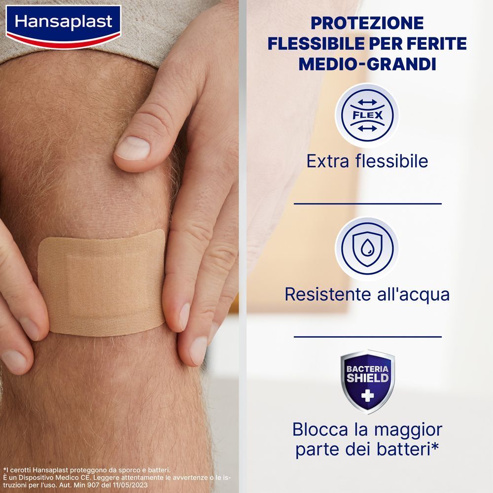 Cerotto Hansaplast su un ginocchio: extra flessibile, impermeabile, protegge dai batteri.