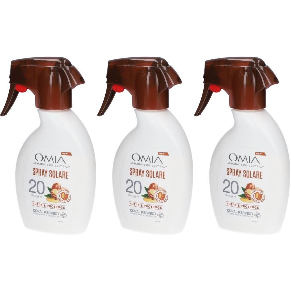 Tre flaconi OMIA Spray Solare SPF 20 all'Argan. Flaconi bianchi con erogatori spray marroni.